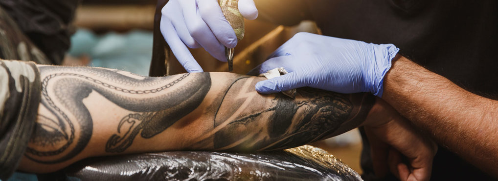 052521-tattoo-artist-1018x371