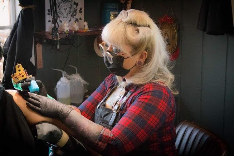 Blair Giambastiani, tatoueur chez Memento Mori Tattoo