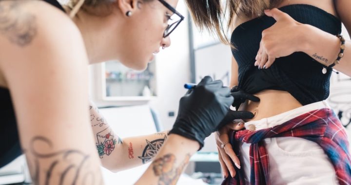 Ce qu'il faut savoir avant de se faire un piercing dermique, selon un professionnel