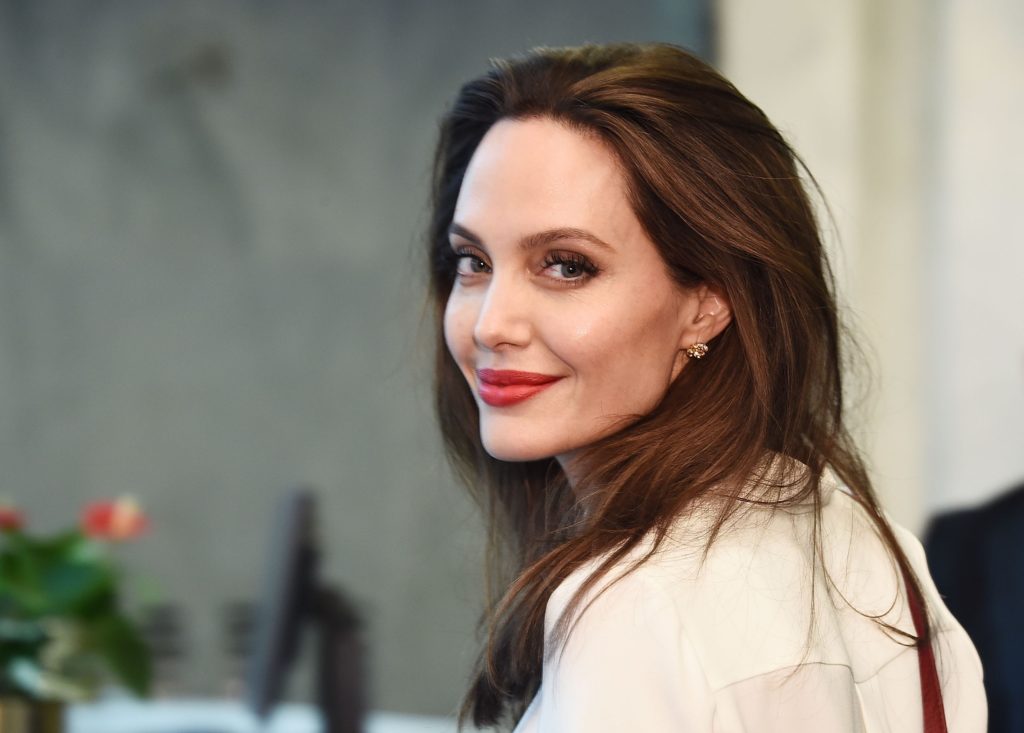 Angelina Jolie a un nouveau tatouage et rend une nouvelle visite à l'immeuble de Jonny Lee Miller