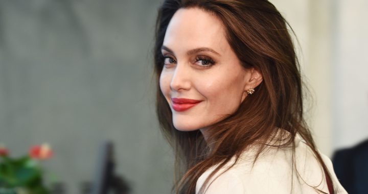 Angelina Jolie a un nouveau tatouage et rend une nouvelle visite à l'immeuble de Jonny Lee Miller