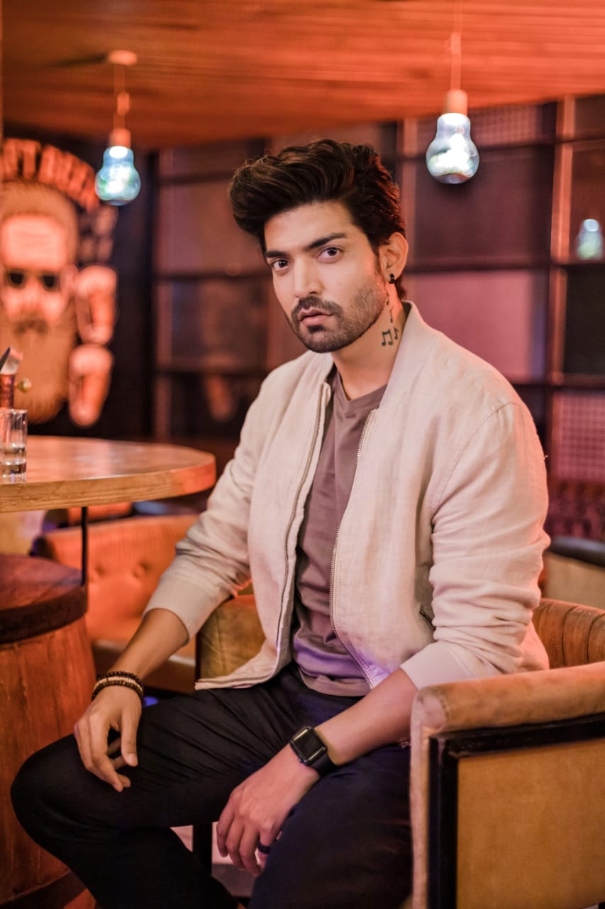 Gurmeet Choudhary se fait un tatouage unique pour la chanson Bedardi Se Pyaar Ka de la série T.