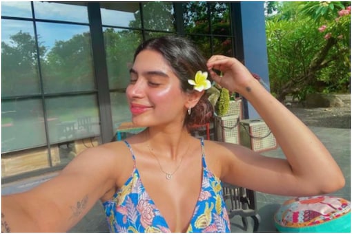 Khushi Kapoor exhibe ses 3 tatouages dans un selfie ensoleillé, voyez la photo.