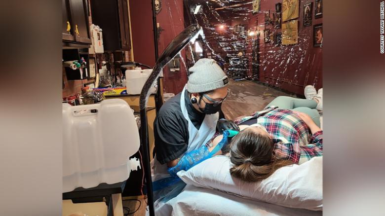 Le monde des tatoueurs a radicalement changé à cause de la pandémie. Voici comment ils s'en sortent.