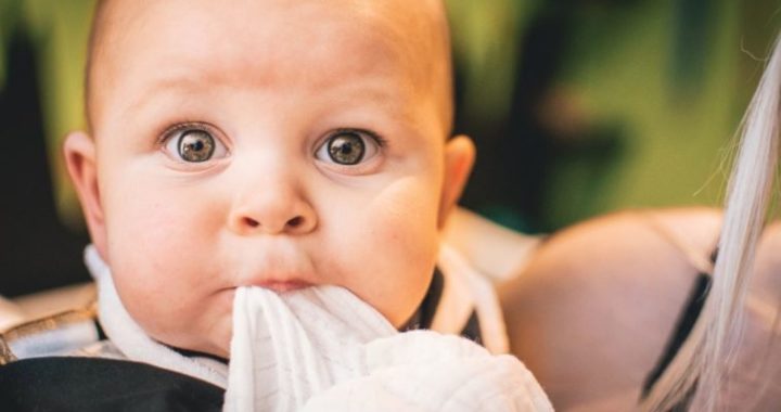 Les grands-parents ont percé les oreilles de leur petite-fille de 9 mois et le père leur a interdit de s'occuper d'elle.