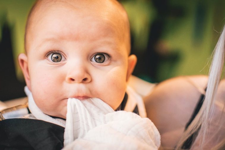 Les grands-parents ont percé les oreilles de leur petite-fille de 9 mois et le père leur a interdit de s'occuper d'elle.