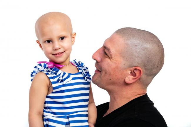 Un père se fait tatouer la tête pour correspondre à la cicatrice de l'opération du cerveau de sa fille