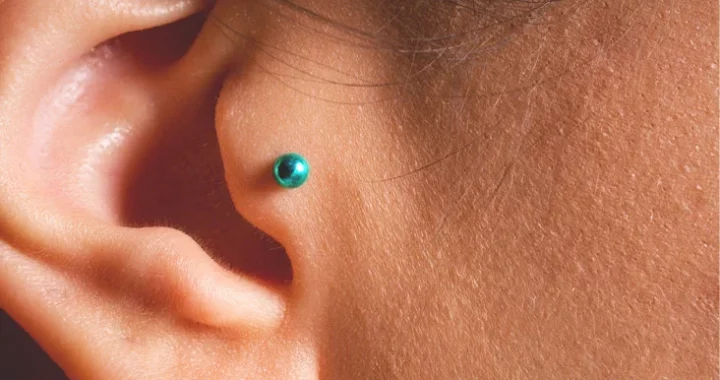 tragus piercing