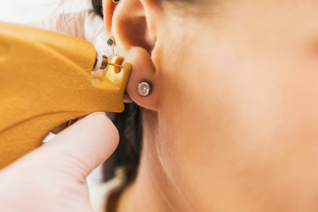إليك كيفية تغيير بيرسينج الأذن للميكروبيوم في جلد الأذن