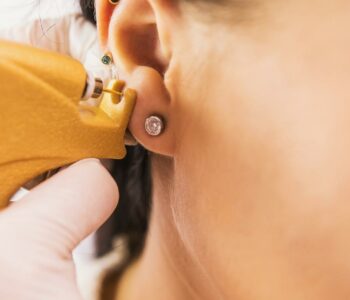 إليك كيفية تغيير بيرسينج الأذن للميكروبيوم في جلد الأذن