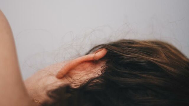 بيرسينج الأذن الإكسسوار المثالي للنوم على جانبك دون المخاطرة بالإصابة